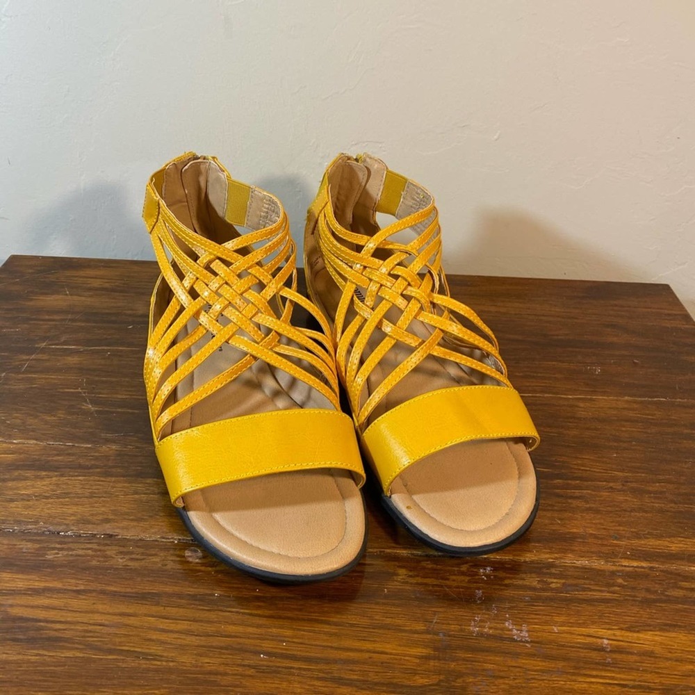 Comfort View Yellow Dress Sandals Size 9W